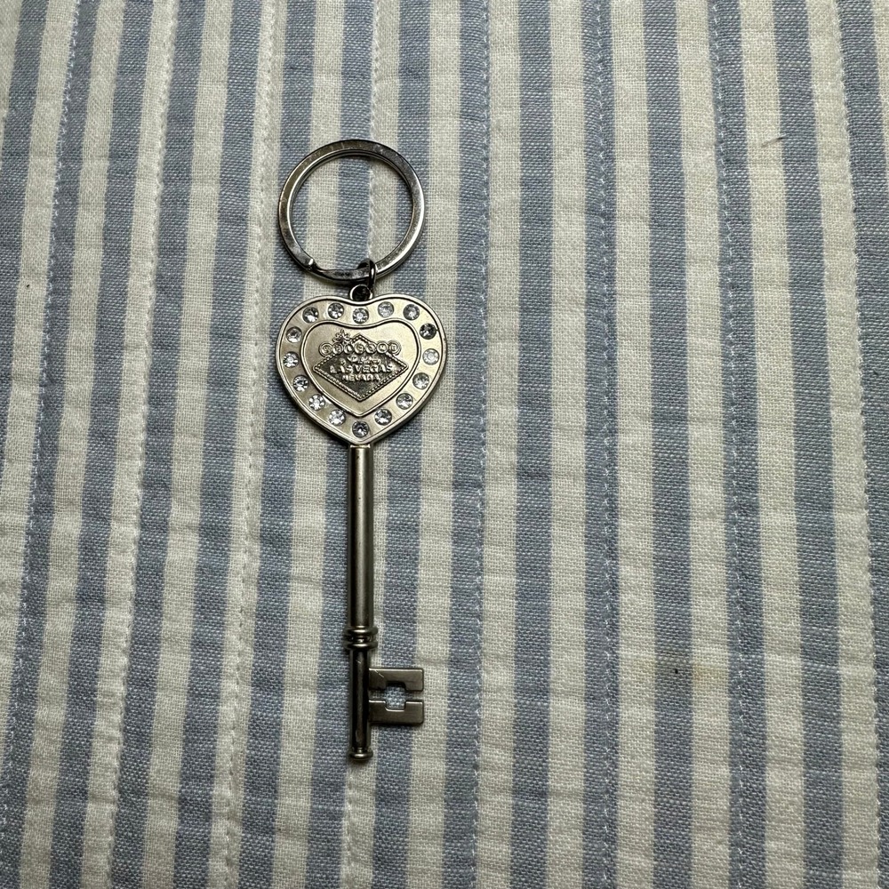 Las Vegas Nevada Heart Skeleton‎ Key Keychain Rhinestone Silver Tone Souvenir